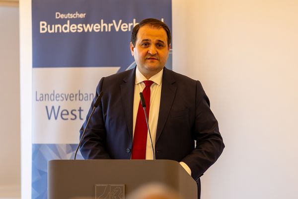 Der Hausherr: Minister Nathanael Liminski, Minister für Bundes- und Europaangelegenheiten, Internationales sowie Medien des Landes NRW ist gleichzeitig Chef der Staatskanzlei. Foto: DBwV/Sarina Flachsmeier