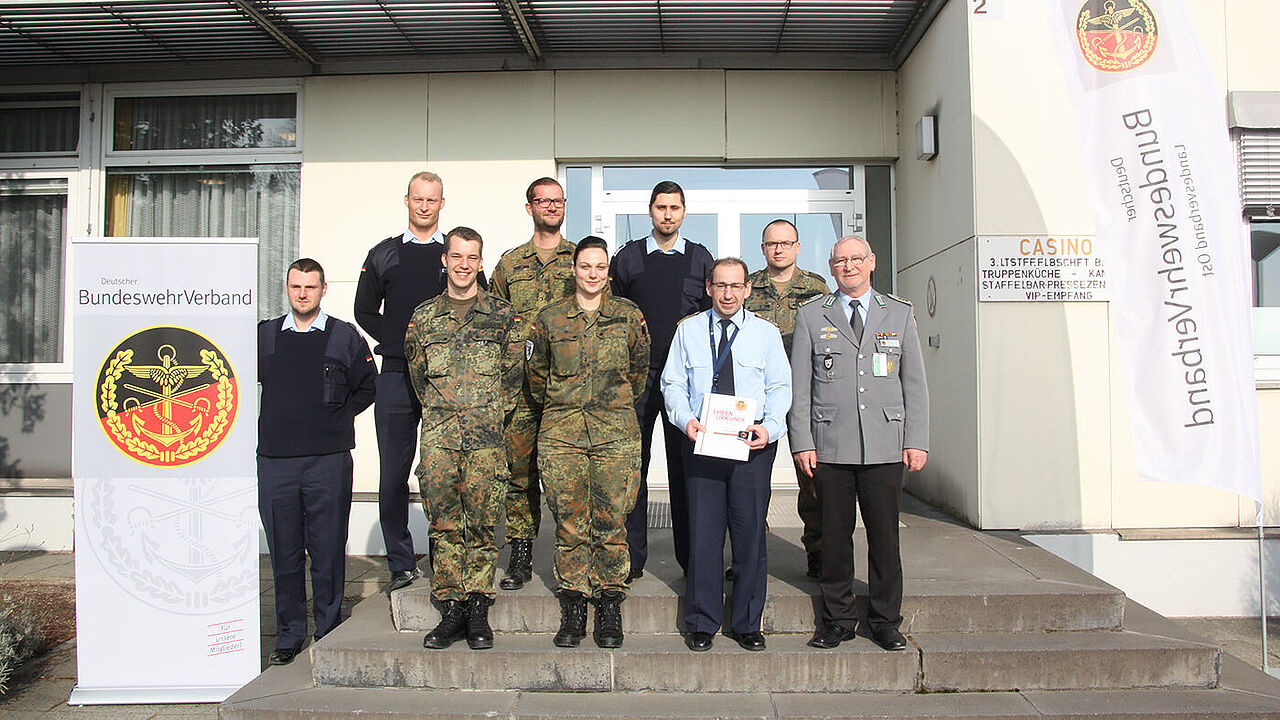 Der neue Vorstand mit dem alten Vorsitzenden, Stabsfeldwebel Olaf Krumbholz (vordere Reihe, 2.v.r.). Foto: DBwV/Geldner