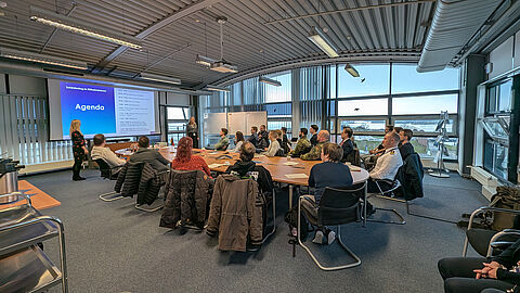 Im großen Panorama-Besprechungsraum bei Thales Wilhelmshaven wurden den Soldatinnen und Soldaten die Berufsperspektiven in dem Unternehmen aufgezeigt. Foto: BfD