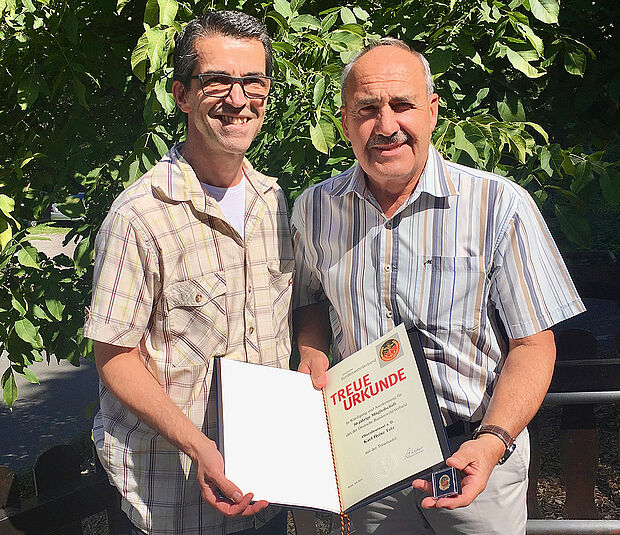 Ehrung am Wasser: Oberstleutnant Karl-Heinz Totz (r) wurde beim Picknick geehrt. Foto: KERH Idar-Oberstein