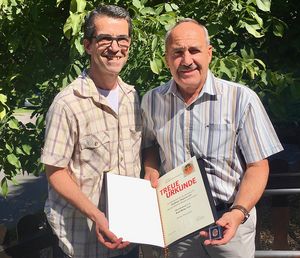 Ehrung am Wasser: Oberstleutnant Karl-Heinz Totz (r) wurde beim Picknick geehrt. Foto: KERH Idar-Oberstein