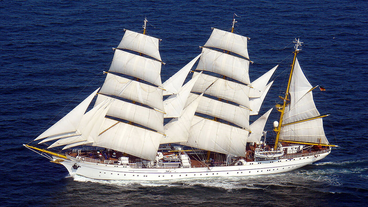 Die "Gorch Fock" soll wieder auf den Weltmeeren segeln - wie auf diesem Bild von 2006. Foto: Bundeswehr/Kerstin Niebuhr