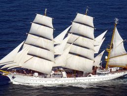 Die "Gorch Fock" soll wieder auf den Weltmeeren segeln - wie auf diesem Bild von 2006. Foto: Bundeswehr/Kerstin Niebuhr