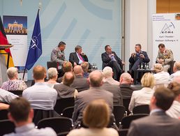 Brigadegeneral Markus Laubenthal, der Wehrbeauftragte Hans-Peter Bartels, Moderator Thomas Wiegold, Hauptmann Andreas Steinmetz und Brigadegeneral Rob Ride (v.l.) diskutierten in Berlin über das Thema Wertschätzung der Streitkräfte. Foto: Y.Bombeke