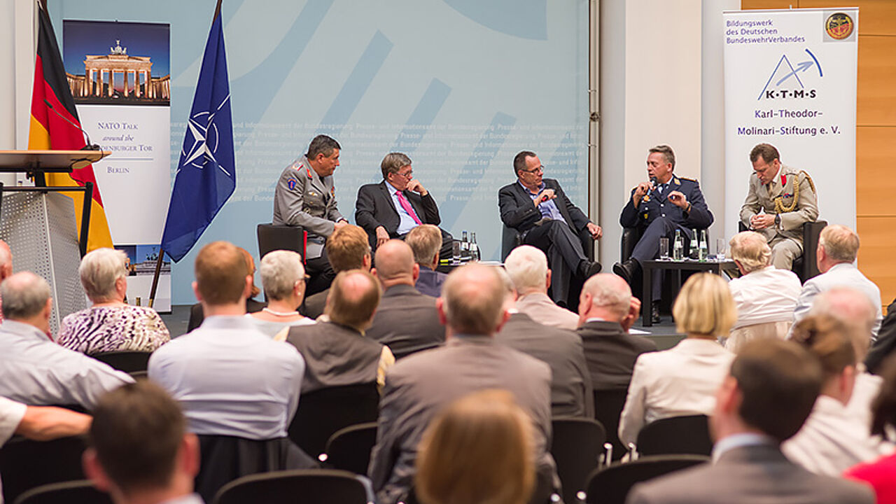 Brigadegeneral Markus Laubenthal, der Wehrbeauftragte Hans-Peter Bartels, Moderator Thomas Wiegold, Hauptmann Andreas Steinmetz und Brigadegeneral Rob Ride (v.l.) diskutierten in Berlin über das Thema Wertschätzung der Streitkräfte. Foto: Y.Bombeke