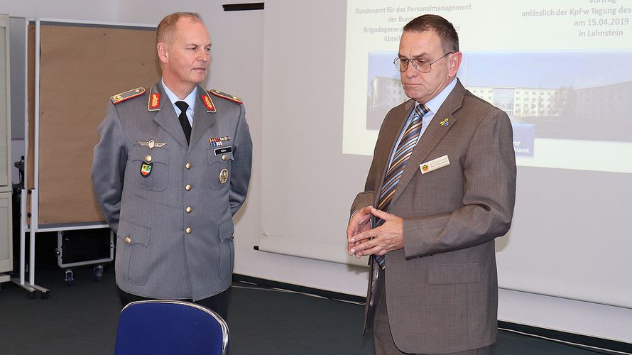Kritisch hinterfragt wurde die geplante Einführung neuer Dienstgrade für Mannschaften, zu der Brigadegeneral Hans-Dieter Müller vortrug. Foto: DBwV/Sippmann