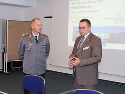 Kritisch hinterfragt wurde die geplante Einführung neuer Dienstgrade für Mannschaften, zu der Brigadegeneral Hans-Dieter Müller vortrug. Foto: DBwV/Sippmann