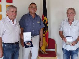 Passend zum ERH-Jubiläum von Oberstabsfeldwebel a.D. Rudolf Schmelzer (M.) für ihr Engagement geehrt: Oberstabsfeldwebel a.D. Kurt Krummenauer (l.) und Hauptmann a.D. Jürgen Halm. Foto: DBwV