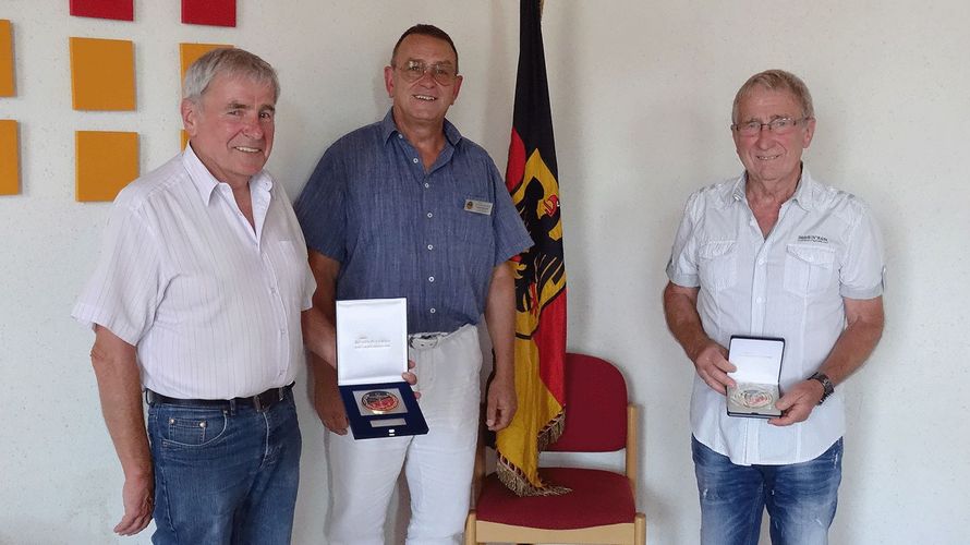 Passend zum ERH-Jubiläum von Oberstabsfeldwebel a.D. Rudolf Schmelzer (M.) für ihr Engagement geehrt: Oberstabsfeldwebel a.D. Kurt Krummenauer (l.) und Hauptmann a.D. Jürgen Halm. Foto: DBwV