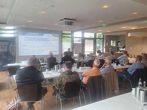 Thomas Behr informierte die Mandatsträger über Schwerpunkte der Verbandspolitik. Foto: DBw