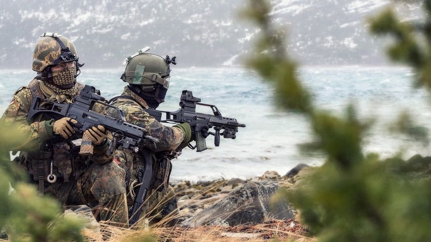 Ein Trupp der Fallschirmjäger bei der NATO-Übung "COLD RESPONSE 2014". Foto: Bundeswehr/Oliver Bender