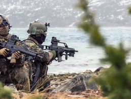 Ein Trupp der Fallschirmjäger bei der NATO-Übung "COLD RESPONSE 2014". Foto: Bundeswehr/Oliver Bender