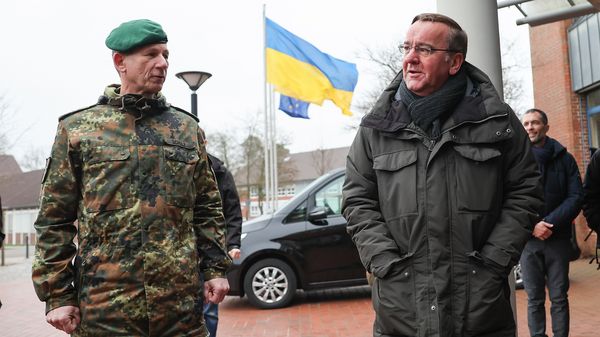 Boris Pistorius (r.) wird von Björn Schulz, Brigadegeneral und Kommandeur Panzertruppenschule, bei seiner Ankunft zu einem Besuch der Panzertruppenschule im niedersächsischen Munster begrüßt. Foto: picture alliance/dpa | Christian Charisius 