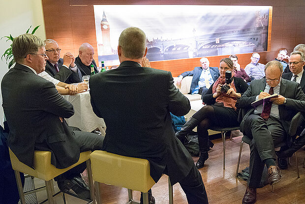 Der Berliner Pub Talk war gut besucht – das zeigt, wie hoch im Kurs Sicherheitspolitik aktuell steht. Foto: DBwV/Yann Bombeke