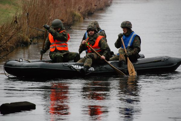 Besonders bei Naturkatastrophen wie Überschwemmungen sind die Reservisten der Bundeswehr gefragt Foto: dpa