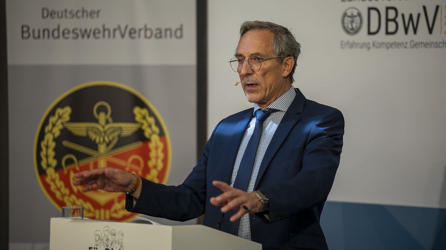 In seinem Tätigkeitsbericht blickte Stabsfeldwebel a.D. Gerhard Stärk auf die Aktivitäten in seinem Landesverband in den vergangenen beiden Jahren zurück. Foto: DBwV/Yann Bombeke