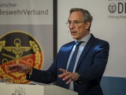 In seinem Tätigkeitsbericht blickte Stabsfeldwebel a.D. Gerhard Stärk auf die Aktivitäten in seinem Landesverband in den vergangenen beiden Jahren zurück. Foto: DBwV/Yann Bombeke