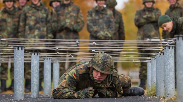 Körperliche Fitness und Geschicklichkeit sind an der Hindernisbahn gefragt. In der allgemeinen Grundausbildung absolvieren die freiwillig Wehrdienstleistenden für den Heimatschutz diese militärischen Herausforderungen. Foto: Bundeswehr/Jane Schmidt