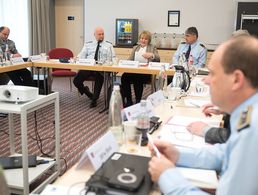 Bettina Knappke (M.), Leiterin der Abteilung „Komplexe Dienstleistungen/Einkauf“ im BAAINBw, während einer Tagung des DBwV im Januar. Foto: DBwV/Bombeke