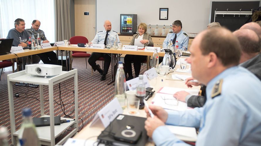 Bettina Knappke (M.), Leiterin der Abteilung „Komplexe Dienstleistungen/Einkauf“ im BAAINBw, während einer Tagung des DBwV im Januar. Foto: DBwV/Bombeke