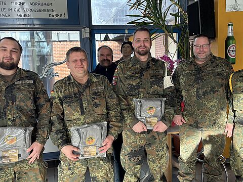 Wertschätzung für ihren Dienst an Weihnachten erfuhren die Wachmannschaften von Kommandeur, Kompaniefeldwebel und dem Deutschen BundeswehrVerband. Foto: sTruKa LogBtl 461