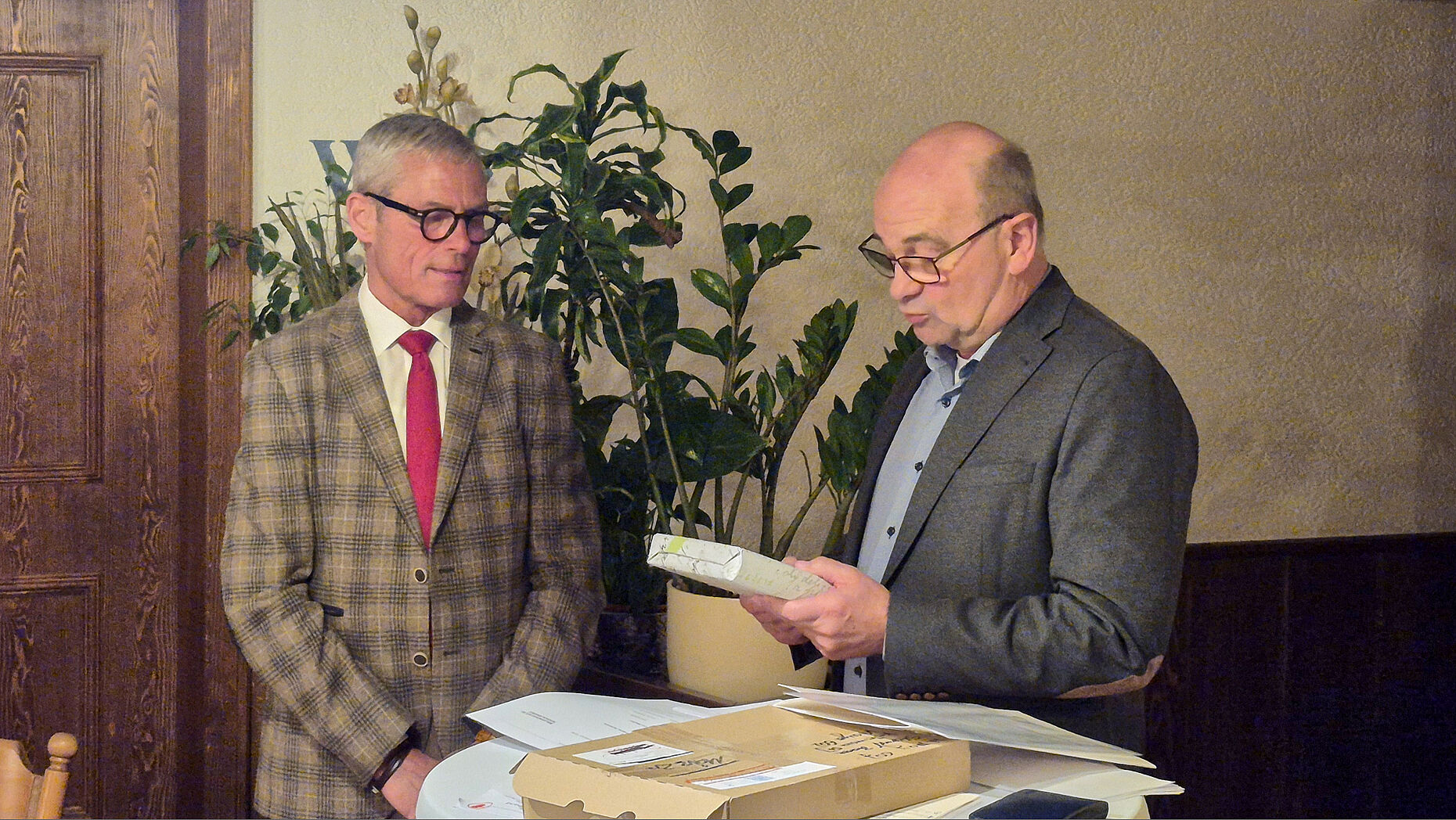 In Anerkennung seines jahrelangen Einsatzes für die Kameradschaft überreichte Oberst a.D. Wolfgang Mika dem Vorsitzenden Oberstabsfeldwebel a.D. Armin Rother einen Buchpreis mit Widmung des Bundesvorsitzenden. Foto: Reinhold Wolpert