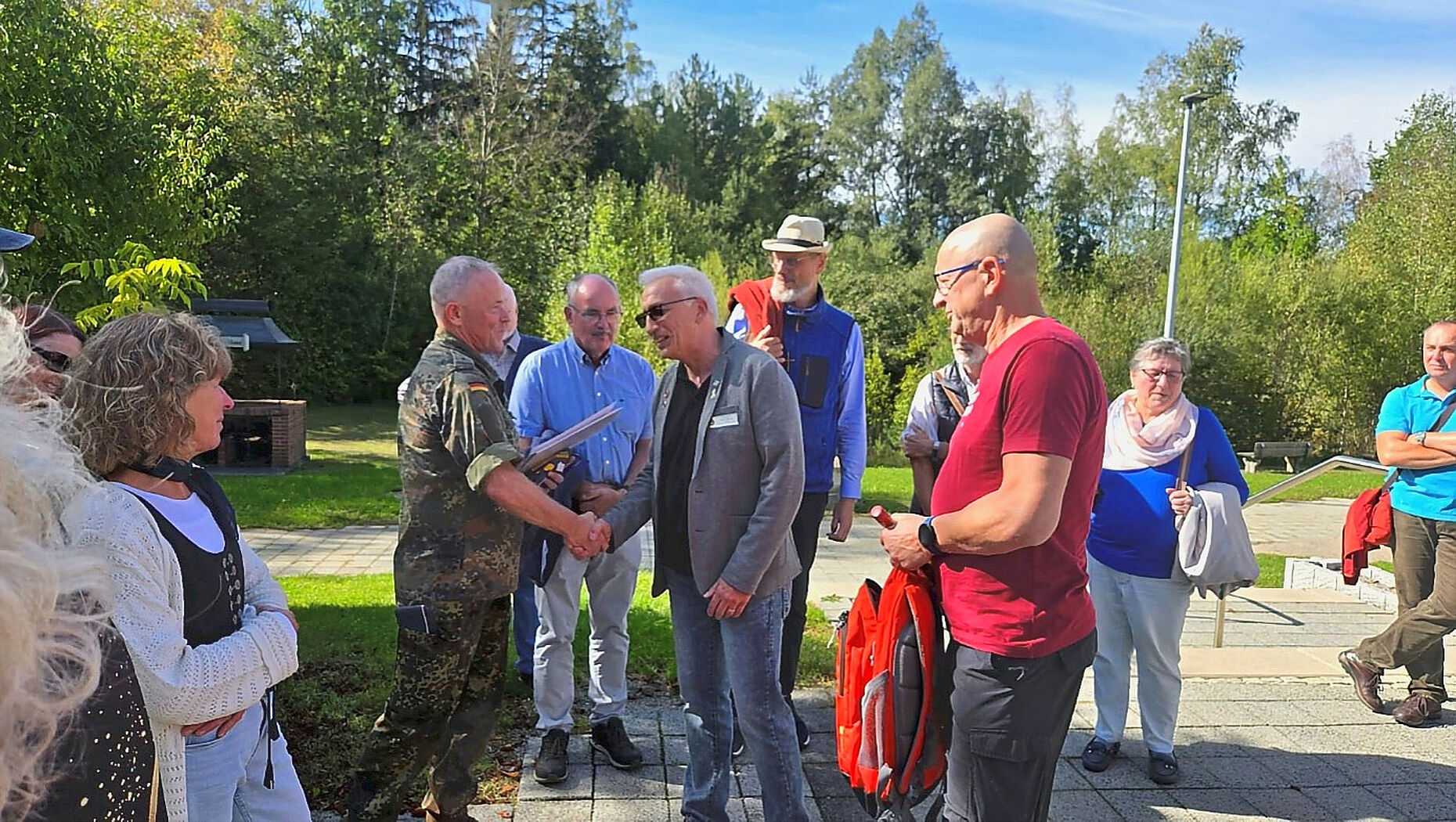 Hauptmann a.D. Detlef Döring dankt Hauptmann Gerhard Bechtold für die informative und interessante Führung durch die geschichtsträchtige Ausstellung. Foto: Detlef Döring