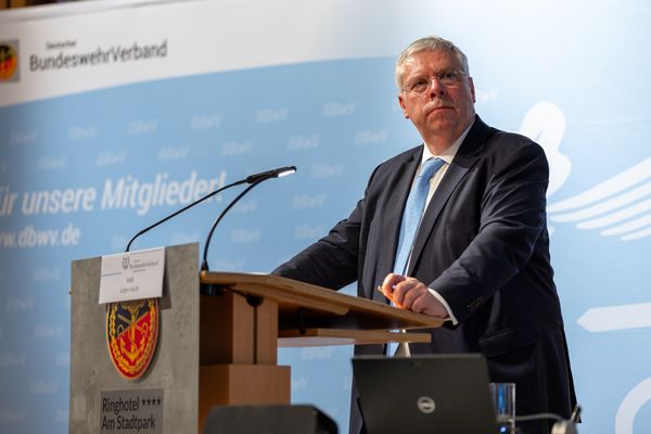 Im Hinblick die hybride Bedrohung konstatiert der Außenpolitische Sprecher der CDU/CSU-Bundestagsfraktion, Jürgen Hardt, Deutschland brauche eine Bewusstseinsschärfung der Öffentlichkeit für Sicherheitspolitik und die derzeitige Bedrohungslage.