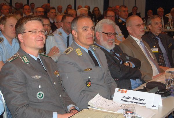 An der Spitze des Bundesvorstandes reiste Oberstleutnant André Wüstner (li.) an (Foto: DBwV)