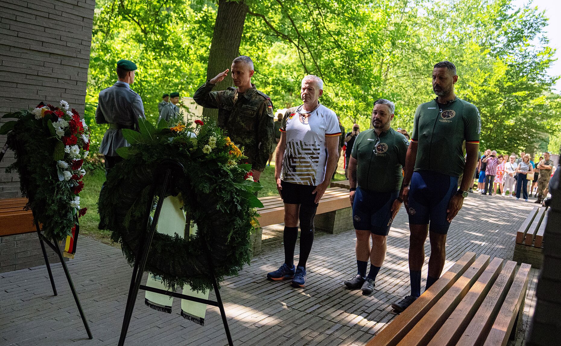 Oberstleutnant i.G. Marcel Bohnert, Generalleutnant André Bodemann, Stabsfeldwebel Stefan Huss und Stabsfeldwebel Naef Adebahr (v.l.) bei der Kranzniederlegung im Wald der Erinnerung Foto: Norman Jankowski