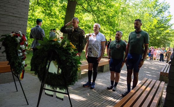Oberstleutnant i.G. Marcel Bohnert, Generalleutnant André Bodemann, Stabsfeldwebel Stefan Huss und Stabsfeldwebel Naef Adebahr (v.l.) bei der Kranzniederlegung im Wald der Erinnerung Foto: Norman Jankowski