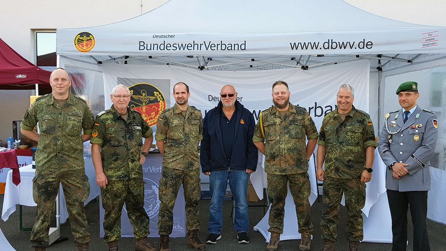 Viele aktive und ehemalige Soldaten und Reservisten nutzten den Informationsstand, um sich über die aktuelle Verbandspolitik des DBwV zu informieren. Foto: DBwV/Reiche