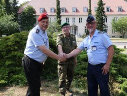 Der alte und der neue Vorsitzende der Standortkameradschaft Berlin, Hauptmann Ingo Zergiebel (links) und Stabshauptmann Michael Richter (rechts), bei der Übergabe der Amtsgeschäfte im Beisein des Bezirksvorsitzenden Berlin/Brandenburg, Stabsfeldwebel a.D. und Oberstabsfeldwebel d.R. Frank Udo Reiche. Foto: DBwV/Reiche