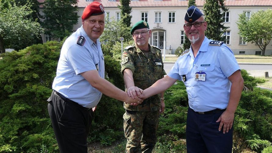 Der alte und der neue Vorsitzende der Standortkameradschaft Berlin, Hauptmann Ingo Zergiebel (links) und Stabshauptmann Michael Richter (rechts), bei der Übergabe der Amtsgeschäfte im Beisein des Bezirksvorsitzenden Berlin/Brandenburg, Stabsfeldwebel a.D. und Oberstabsfeldwebel d.R. Frank Udo Reiche. Foto: DBwV/Reiche