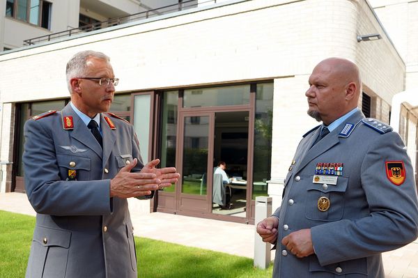 Brigadegeneral Michael Tegtmeier und Hauptmann Kai-Ingo Behnke nutzen eine Pause, um über den Workshop zu sprechen. Foto: DBwV/Kruse