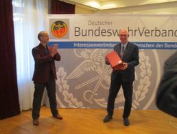 Hptm a.D. Kammer (links) dankt Gen Rieks für seinen Vortrag. Foto: Veit Fuchs    
