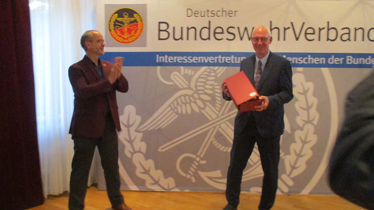 Hptm a.D. Kammer (links) dankt Gen Rieks für seinen Vortrag. Foto: Veit Fuchs    