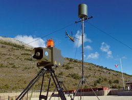 Das aufgebaute RAM-Alarmsystem in Betrieb im Feldlager. Foto: Thales