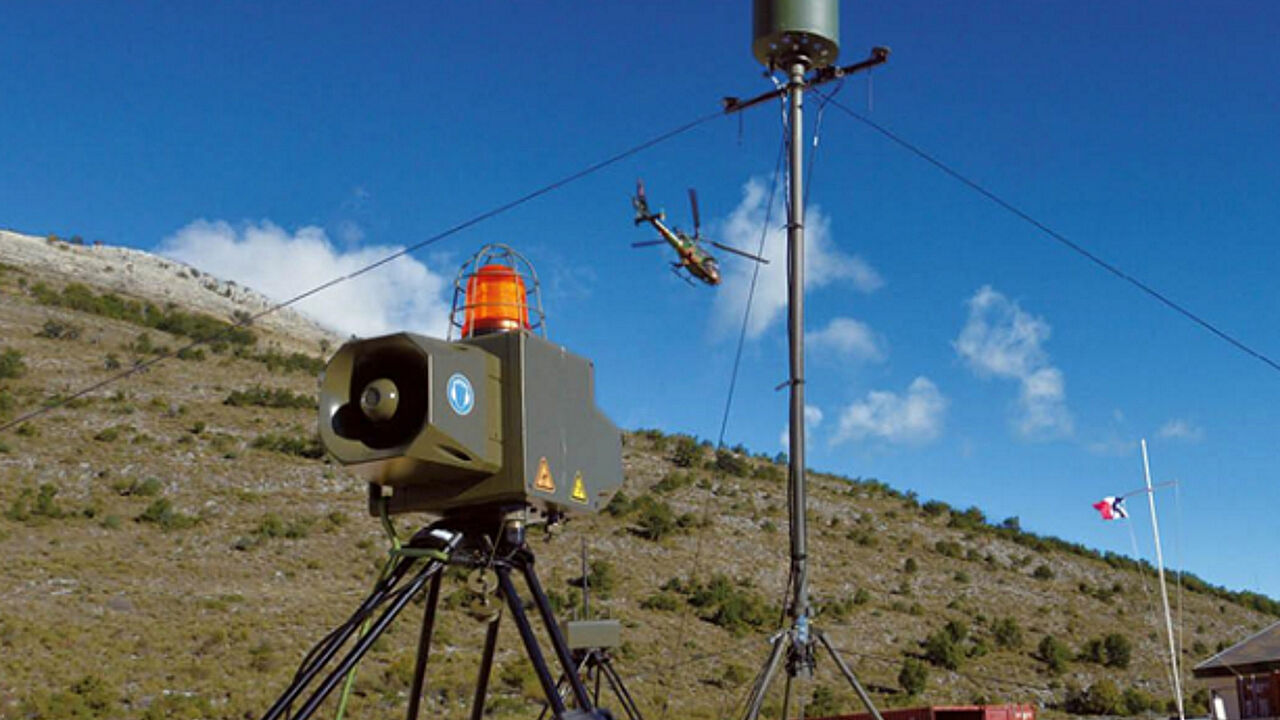 Das aufgebaute RAM-Alarmsystem in Betrieb im Feldlager. Foto: Thales