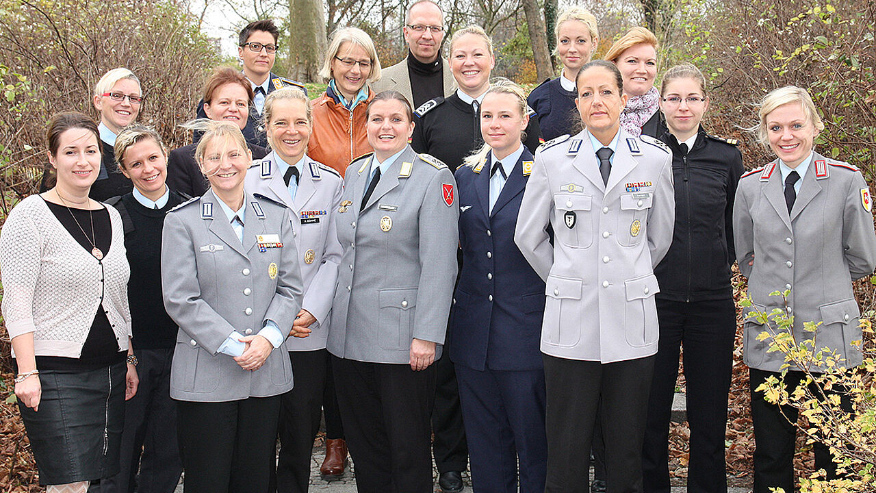 Teilnehmerinnen und Referenten der Tagung mit militärischen und zivilen Gleichstellungsbeauftragten in Berlin. Foto: Martin Schulte