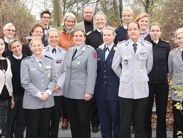 Teilnehmerinnen und Referenten der Tagung mit militärischen und zivilen Gleichstellungsbeauftragten in Berlin. Foto: Martin Schulte