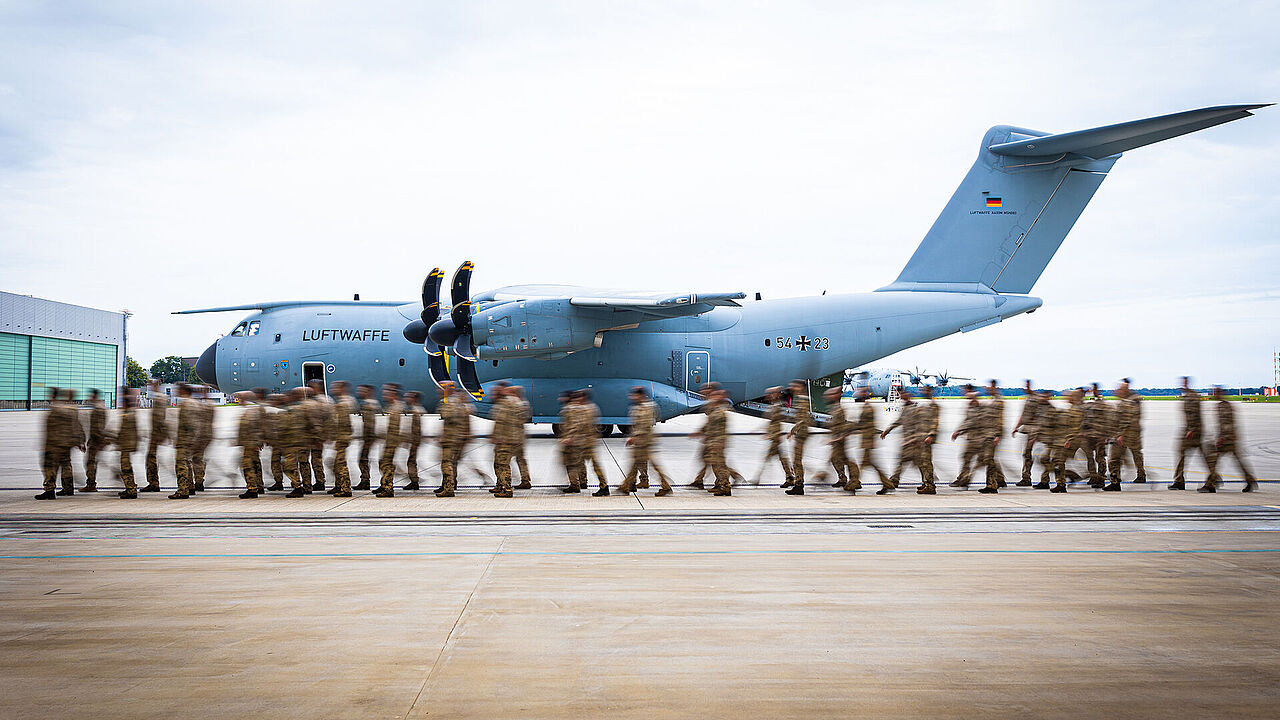 Die letzten Rückkehrer aus Niamey auf dem Fliegerhorst Wunstorf nahe Hannover. Foto: picture alliance/dpa/Moritz Frankenberg