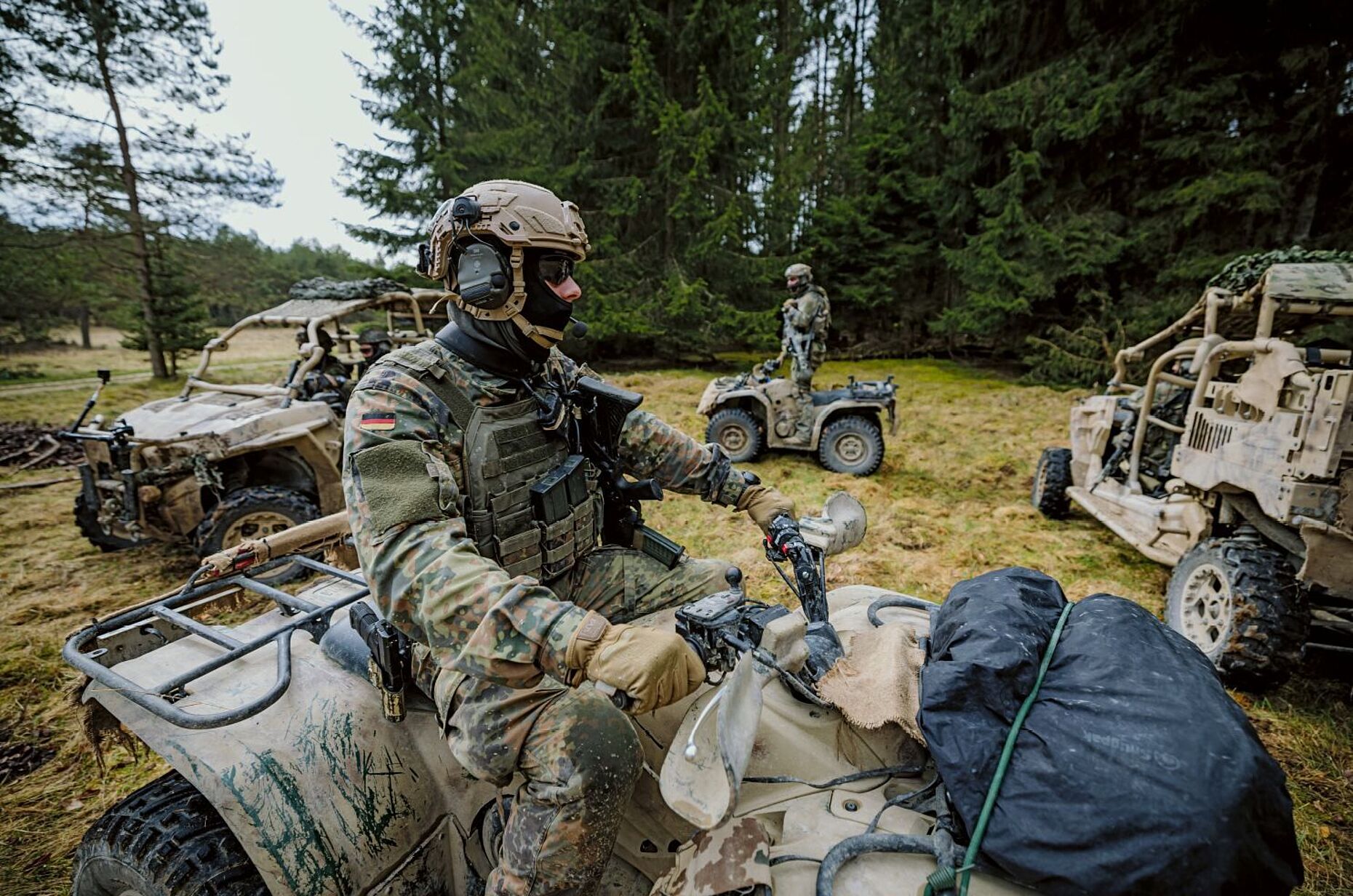 Soldaten trainieren das Ausweichen mit den Fahrzeugen leichtes luftlandefähiges Utility Terrain Vehicle (LL UTV) und All Terrain Vehicle (ATV-Quad) unter Feindkontakt während der Kampfretter-Ausbildung in Stetten am kalten Markt. Foto: Bundeswehr/Jana Neumann