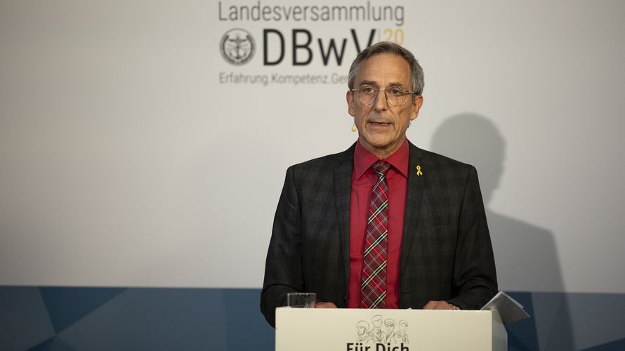 Der Landesvorsitzende, Stabsfeldwebel a.D. Gerhard Stärk, begrüßte auf digitalem Weg die Delegierten der Landesversammlung Süddeutschland. Foto: DBwV/Yann Bombeke