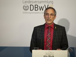 Der Landesvorsitzende, Stabsfeldwebel a.D. Gerhard Stärk, begrüßte auf digitalem Weg die Delegierten der Landesversammlung Süddeutschland. Foto: DBwV/Yann Bombeke