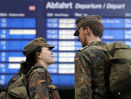 Soldaten warten am Bahnhof auf den Zug nach Hause. Der DBwV bleibt beim Thema UKV/TG am Ball! Foto: Bundeswehr/Stollberg