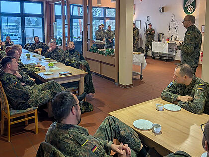 Der Bezirksvorsitzende Berlin-Brandenburg, Hauptmann Christian Weber, unterrichtet die Mitglieder der TruKa Kurmark-Kaserne in Storkow. Foto: Thomas Köppe