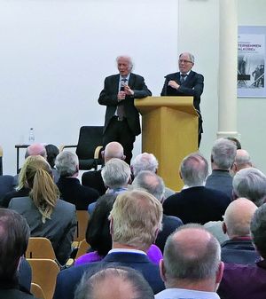 Tempi passati: Eine öffentliche Vortrags- und Diskussionsveranstaltung, wie man sie zu schätzen weiß im ZMSBw. Links Prof. Dr. Dieter Langewiesche, Universität Tübingen, rechts Prof. Dr. Michael Epkenhans, Leitender Wissenschaftler im ZMSBw.