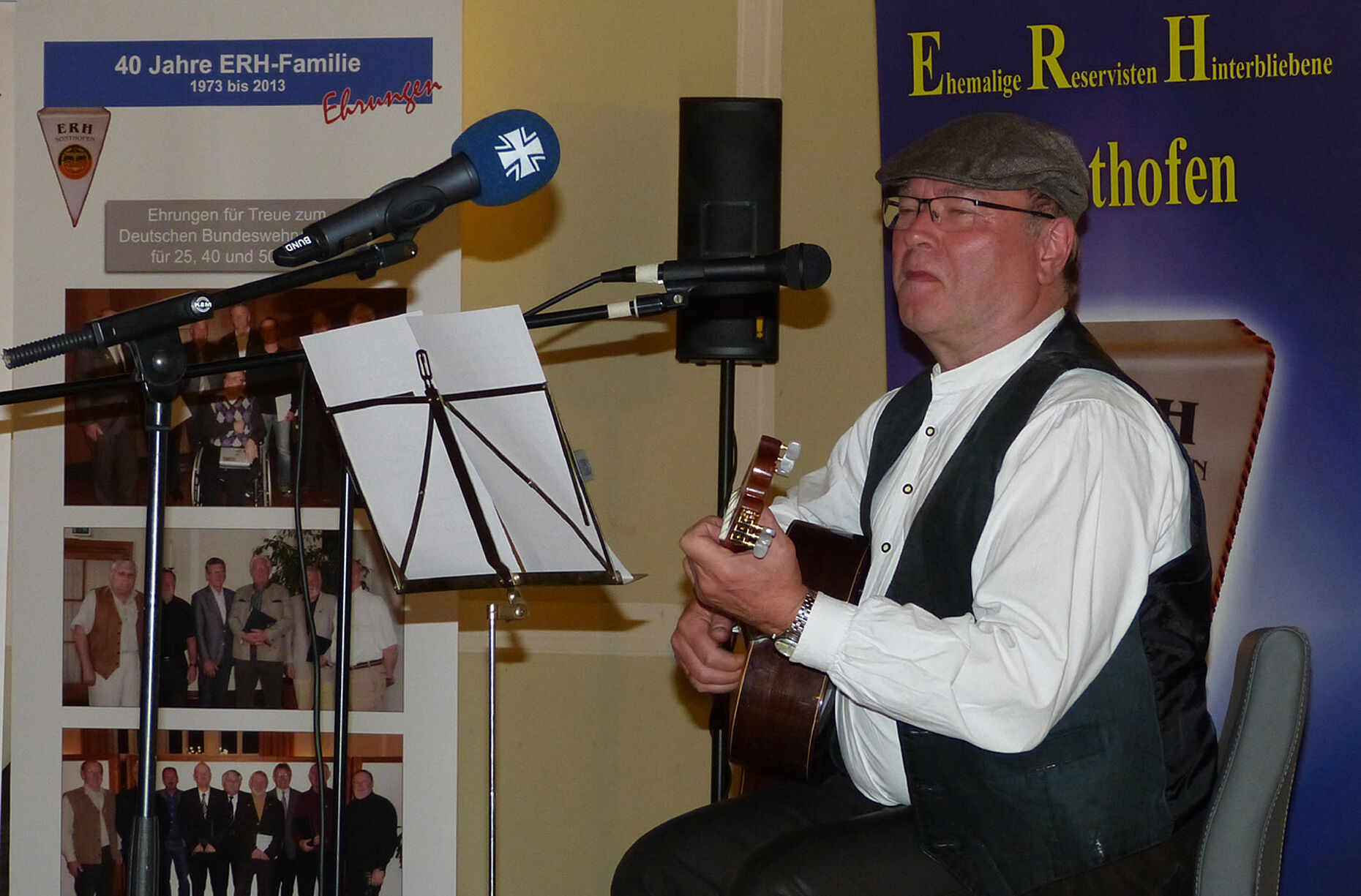 Vorsitzender Veit überraschte mit seinem Vortrag humorvoller Gedichte des Komikers Heinz Erhardt und mit Songs deutscher Liedermacher und irische Folkmusik. Foto: DBwV