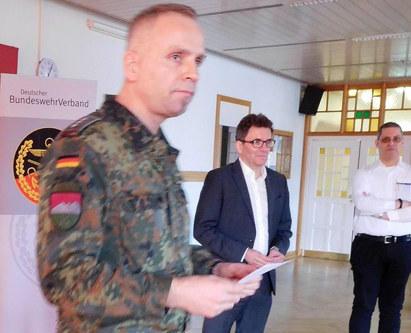 (v.l.): Hauptmann Steffen Naumann stellt die Referenten Frank Liedtke und  Rüdiger Dietz vor. Foto: DBwV/LV Süddeutschland